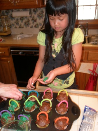 Kasen making Easter basket cupcakes